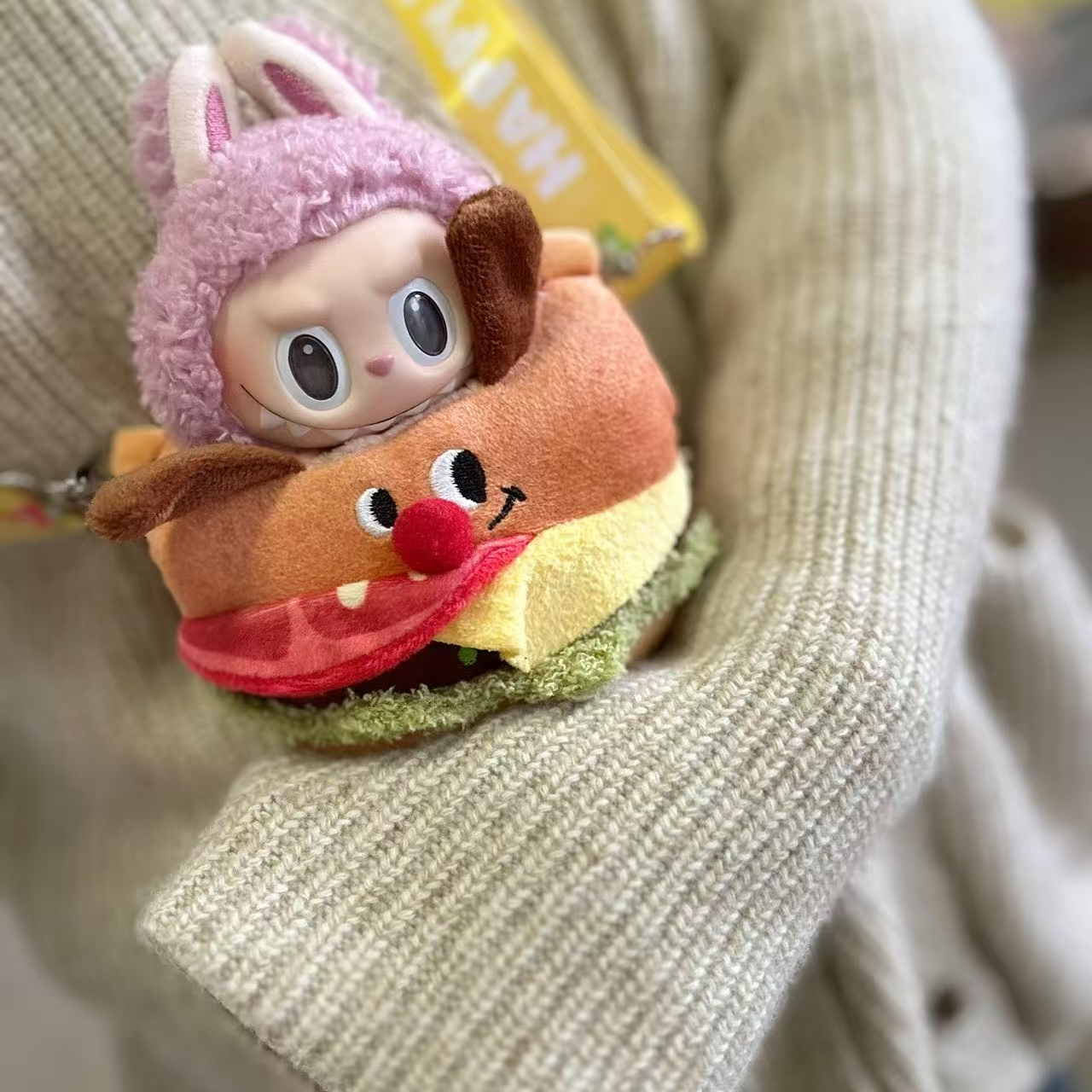 Take-out hamburger buns with baby clothes